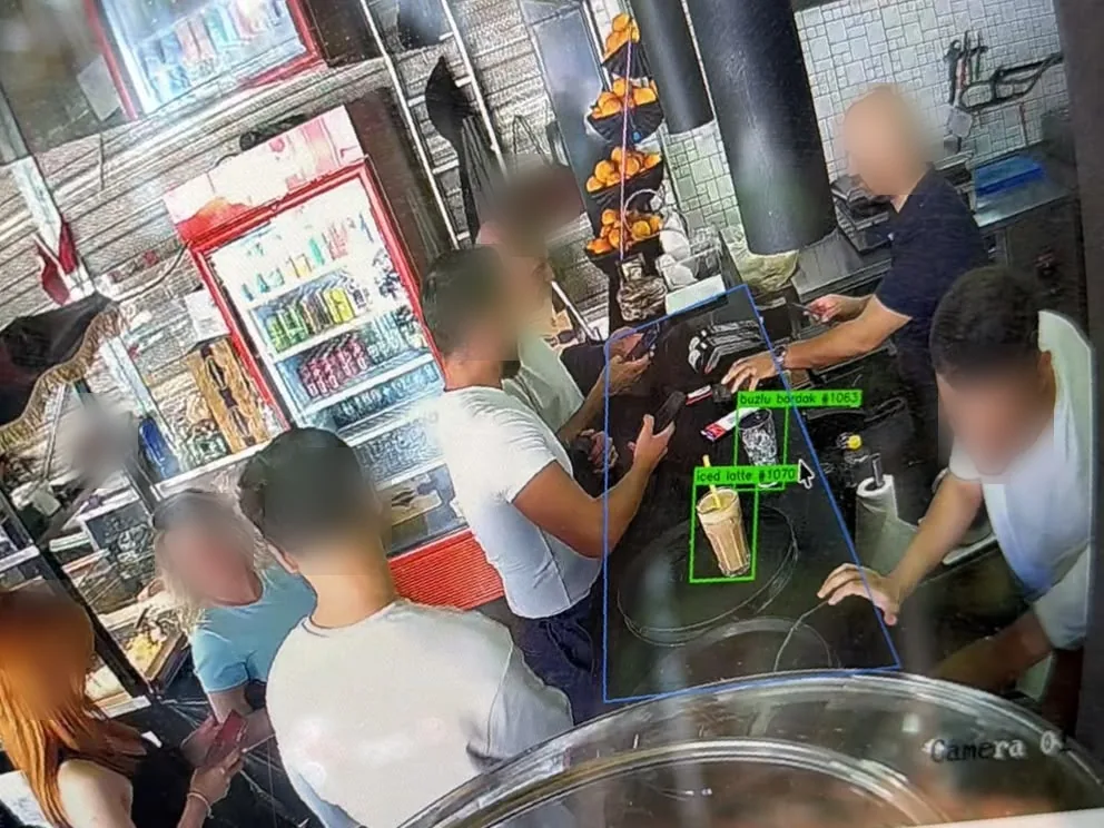 Kafe tezgâhında sistemin saydığı içecekler — gerçek kamera görüntüsü